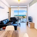 Apartament Seaview In - 2 Bdr - 2 Min Walk To Larnaca
